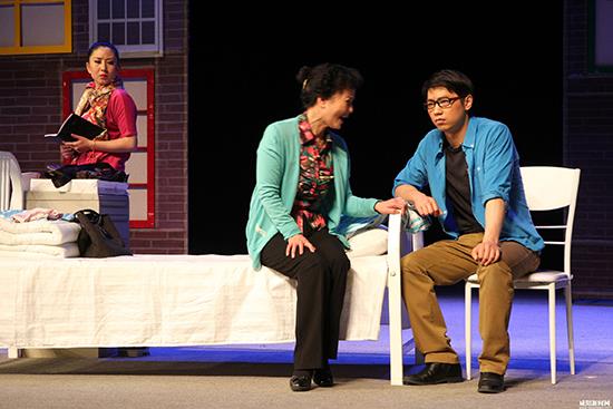 话剧《爱，不殊不忘》赢得了在场观众的阵阵掌声