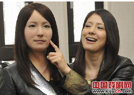 日仿真女机器人首次与人类同演话剧