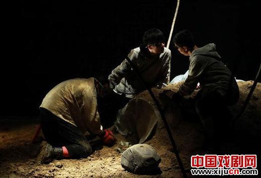 话剧《蚂蚁没问题》舞台铺满20吨泥土