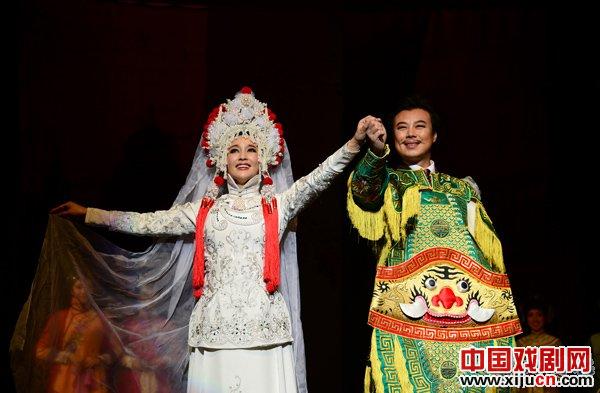   刘晓庆主演的话剧《风华绝代》剧照