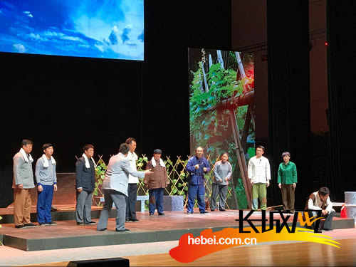 话剧《热土难离》首演