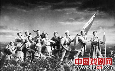 图为1975年《万水千山》剧照