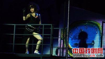 邓超妩媚出场秀钢管舞