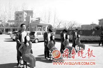 话剧《恋爱的犀牛》走上街头