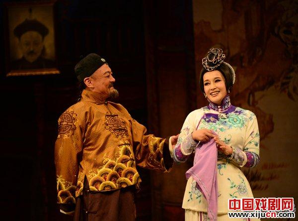   刘晓庆主演的话剧《风华绝代》剧照