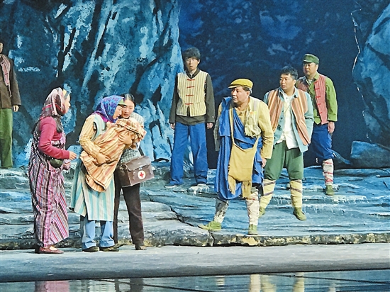 大型主旋律话剧《独龙天路》修改版首演