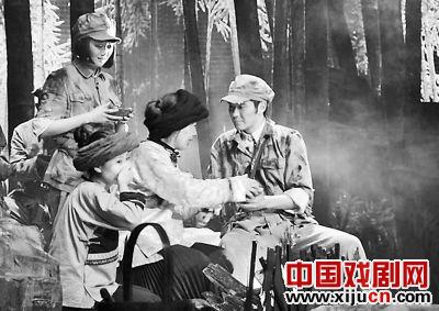 图为2011年复排《万水千山》剧照