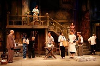 香港话剧团编排的原创话剧《有饭自然香》将在北京天桥艺术中心演出