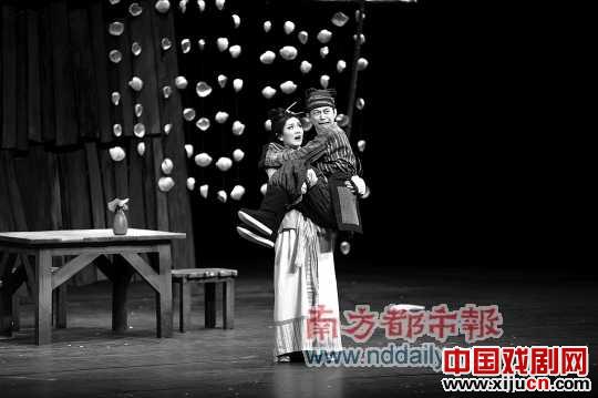 话剧《暗恋桃花源》再现经典