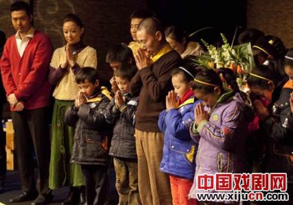 环境话剧《看茶》为玉树孤儿演出