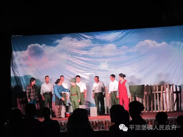 话剧《雷锋在铁岭》在平顶堡镇建设村巡演