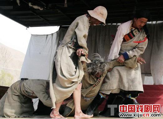 西藏农民自编自演话剧《农奴泪》