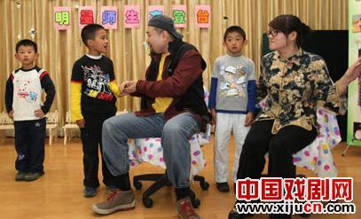 北京人艺青年演员班把话剧带进幼儿园