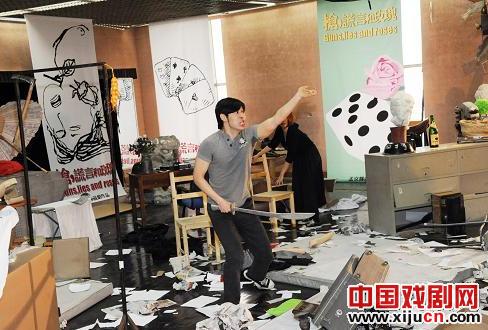 话剧《枪，谎言和玫瑰》6月公演