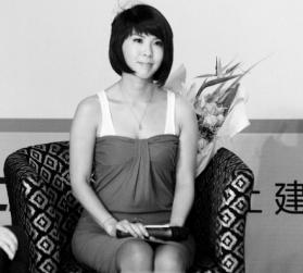 许茹芸与品冠来渝为《向左走向右走》造势