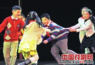 小学生演话剧《今天我是升旗手》