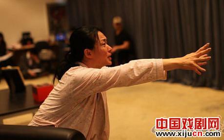 金星、关栋天携手跨界演话剧《尴尬》