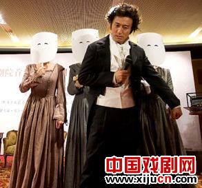 《简&middot;爱》发布会现场，王洛勇&ldquo;摸手&rdquo;识袁泉