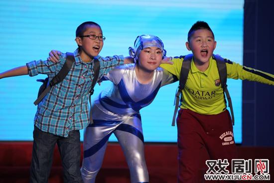 话剧《童梦百年》上演