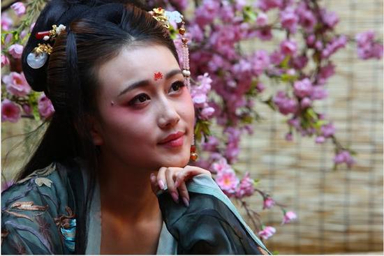 杨谨如参演话剧《琴魄&middot;千载问情》