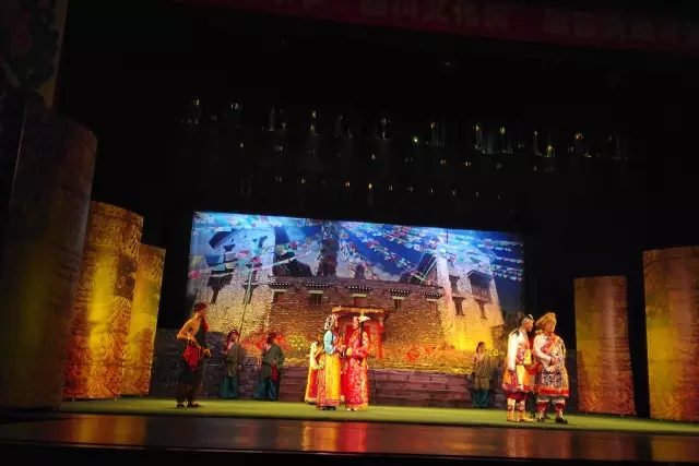 话剧《尘埃落定》再现藏族土司时代的辉煌
