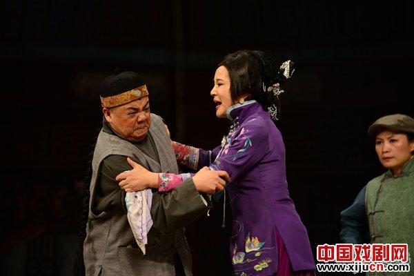   刘晓庆主演的话剧《风华绝代》剧照