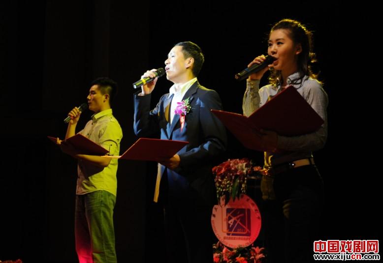 特邀嘉宾冯远征与中戏学生代表一起朗诵了《我心中的戏剧》