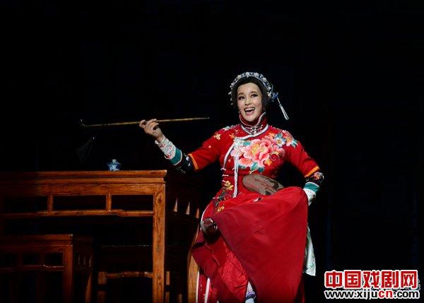   刘晓庆主演的话剧《风华绝代》剧照