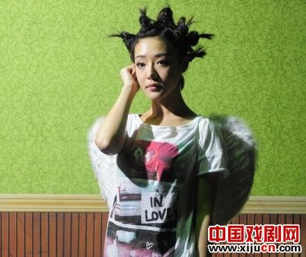 邓家佳苦练话剧