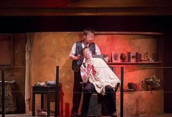 话剧演员血溅舞台 台下观众还感叹逼真