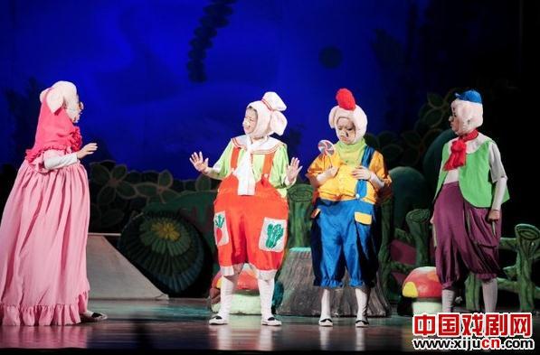 大型儿童话剧《三只小猪》上演
