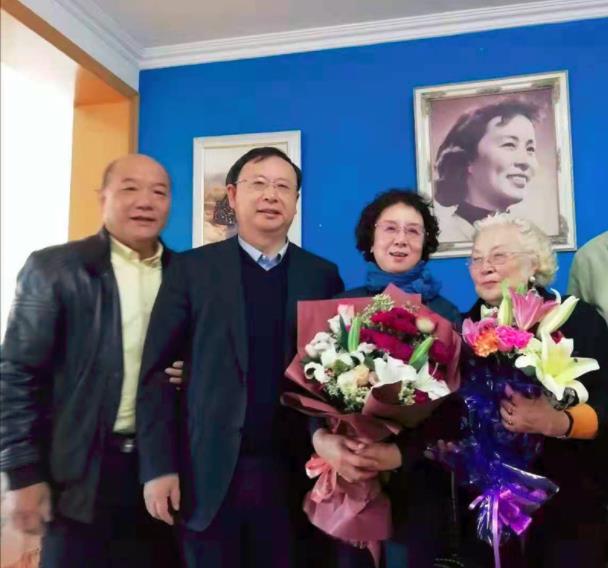 话剧《裁&middot;缝》上海中国大戏院首演