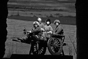 吴京安伤后复演话剧《红旗谱》