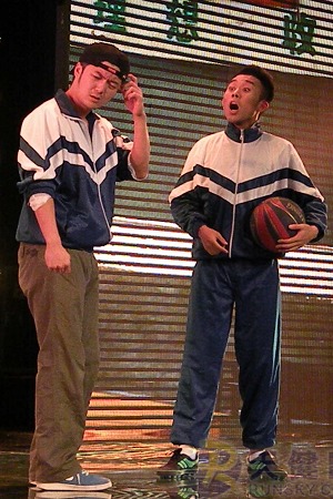 怀旧青春话剧《我们叫80后》热演