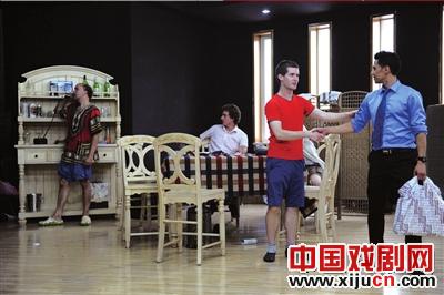 话剧《古怪的一对》老外说中文笑翻天