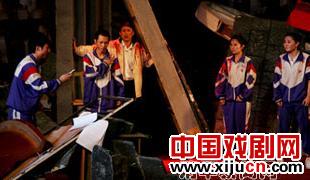 话剧《在掩埋下雄起》在清华举行