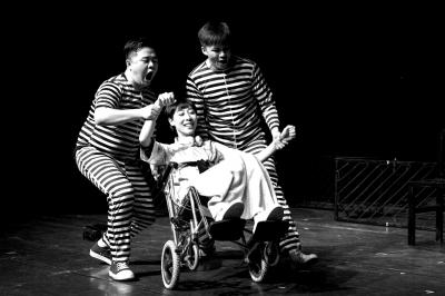 话剧《蠢蛋》登陆国话先锋剧场 一人饰演三个角色