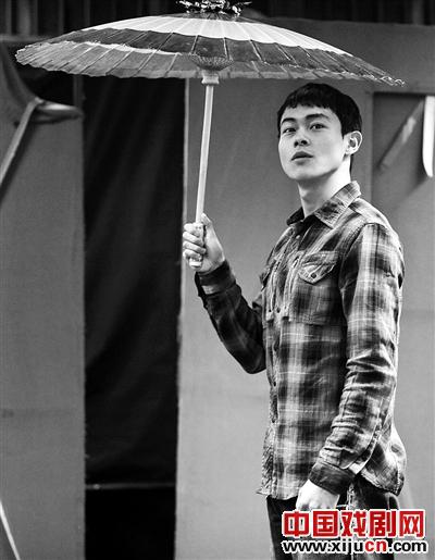 余少群退出话剧《青蛇》