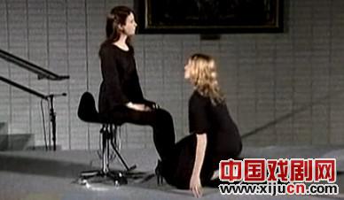 机器人和真人演员共同参演的话剧《再见》