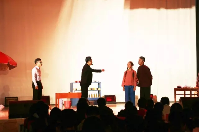 话剧《山中有片核桃林》专场演出在我校培黎校区举行