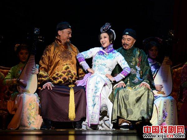   刘晓庆主演的话剧《风华绝代》剧照