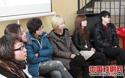 话剧《欢忧塔》突显女性情感