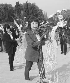 中国戏剧家曹禺女儿万方清明节为父献花