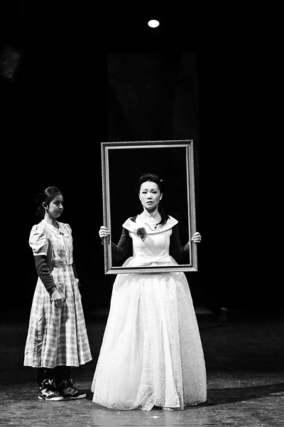 吕薇主演话剧《世界就在我眼前》