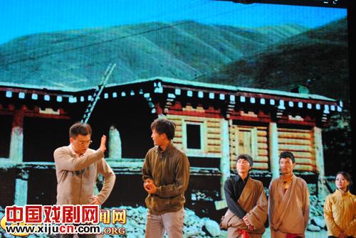藏区首部大型多媒体话剧《寻找菊美多吉》上演