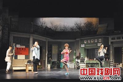 北京人艺话剧《理发馆》搭上&ldquo;神曲&rdquo;《小苹果》