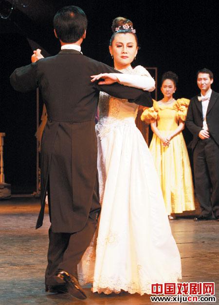 伊莉莎（右）被塑造成了贵妇人，在舞会上大出风头。