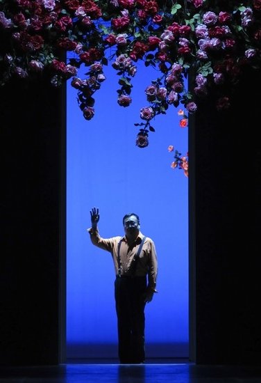 那威出演话剧《欲望花园》