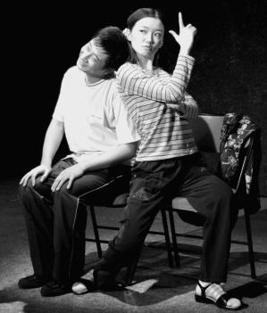 国家话剧院打造的都市话剧《向上走，向下走》25日演出