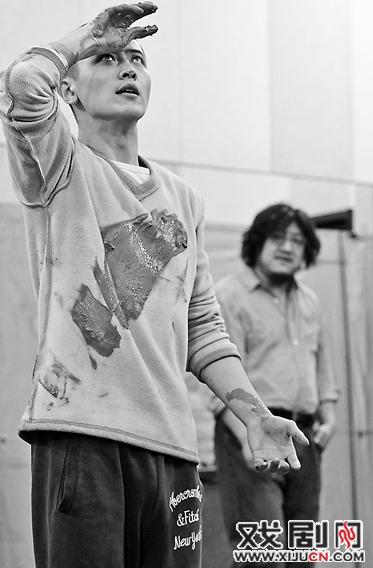 陈明昊、刘端端联袂演出中文版《红色》